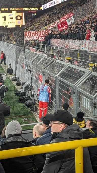  小插曲，穆西亚拉走到场边询问球迷组织为什么不积极支持球队 新闻