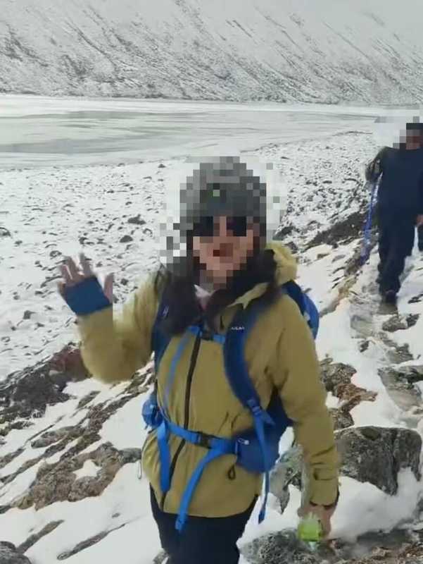  西藏徒步失联女子获救后对镜头微笑引争议，知情人：她私下也比较自责 新闻