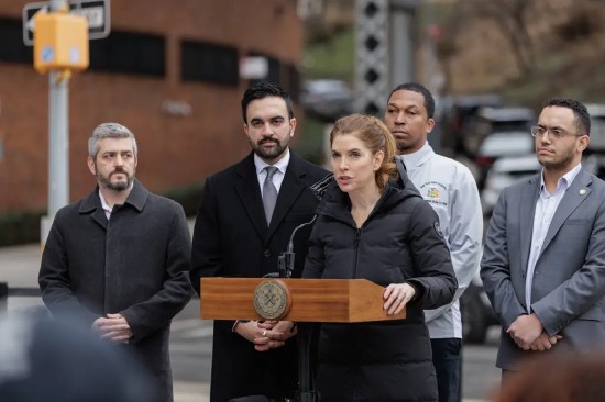  纽约民众对伊朗遇袭反应不一：愤怒、焦虑与喜悦交织 新闻