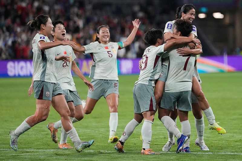  中国女足逆转朝鲜；三战全胜锁定头名；挺进八强前景光明。 体育新闻 中国女足逆转朝鲜；三战全胜锁定头名；挺进八强前景光明。 体育新闻