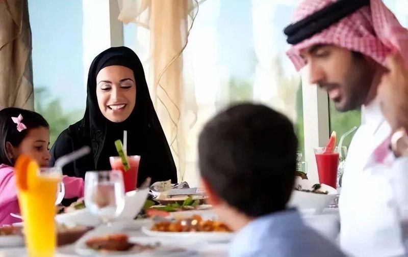  波斯湾两大产油国，资源禀赋相似；富裕程度为何差距明显？ 股票财经 波斯湾两大产油国，资源禀赋相似；富裕程度为何差距明显？ 股票财经