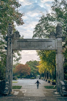  名创优品内部生态；女性占比突出，高层参与活跃。 企业服务 名创优品内部生态；女性占比突出，高层参与活跃。 企业服务