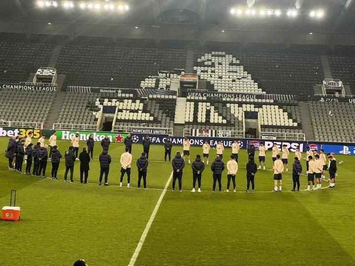  巴萨全队在欧冠备战前默哀；缅怀一年前离世的队医米尼亚罗，情感深沉。 体育新闻