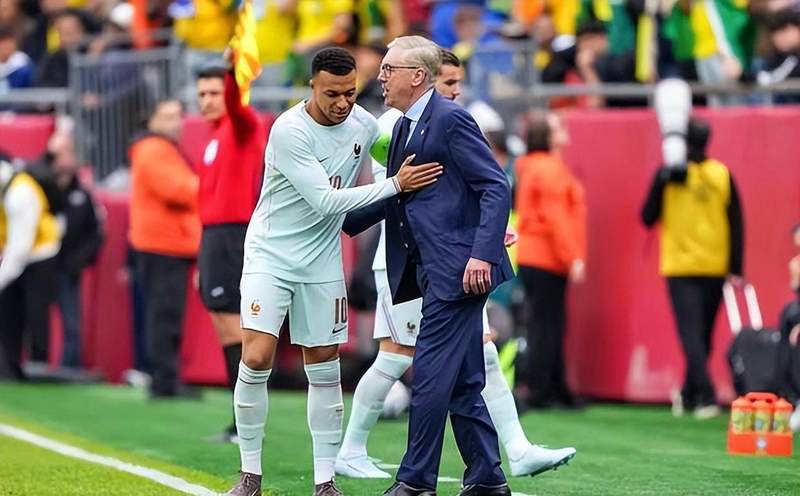  绿茵场上的战术博弈：巴西队为何在顶级对决中折戟沉沙？ 体育新闻