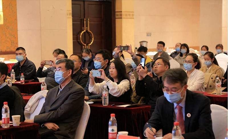  母亲葬礼上的眼泪：一个背叛者的末路与所有爱国者的警醒 情感心理